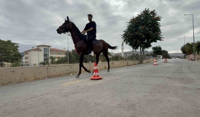Heyecanını yenmek için motosiklet yerine atla parkura girdi