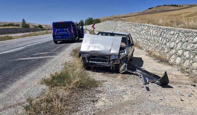 Kontrolden çıkan  otomobil duvara çarptı: 2 yaralı