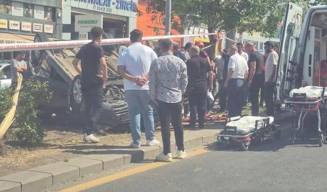 Kontrolden çıkan otomobil refüje devrildi