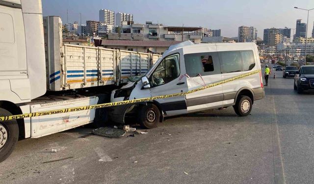 Öğrencileri taşıyan minibüs kaza yaptı: 2 ölü, 10 yaralı