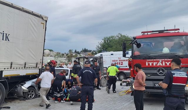 Otomobil tırın altına girdi: 1 ölü, 3 yaralı