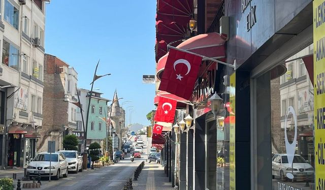 Sinop'ta esnafa Türk bayrağı hediyesi