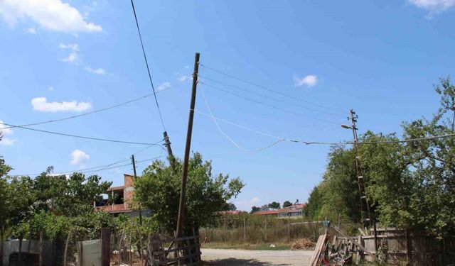 Yıkılmak üzere olan elektrik direği halkı korkutuyor