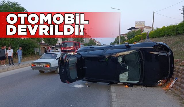 Kaldırıma çarpan otomobil devrildi