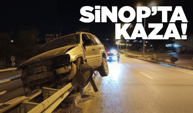 Sinop'ta otomobil bariyerlerde asılı kaldı