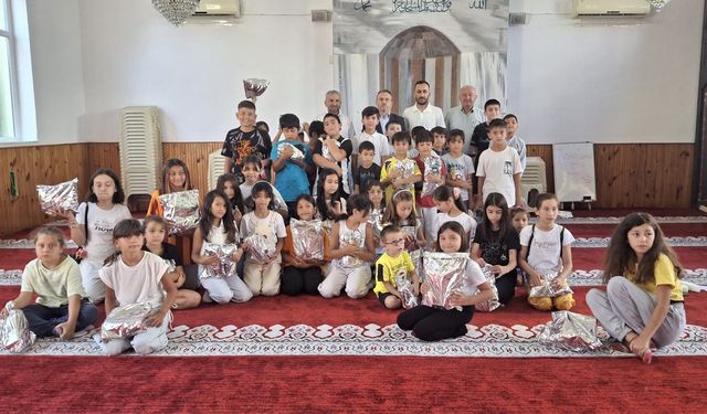 Yeşil Cami’de yılın son Kur’an Kursu hediyelerle taçlandı