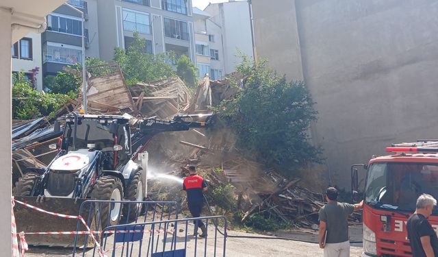 Sinop’ta çöken tarihi binanın yıkıntıları temizleniyor