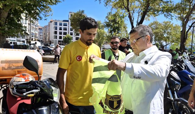 Sinop'ta motosiklet sürücülerine reflektörlü yelek dağıtıldı