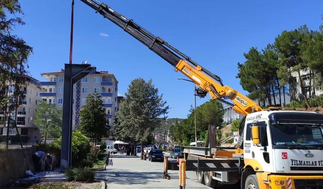 Yıkılan üst geçidin yerine yenisi monte ediliyor