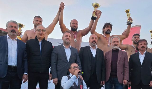 Sinoplu pehlivan kürsüye çıktı