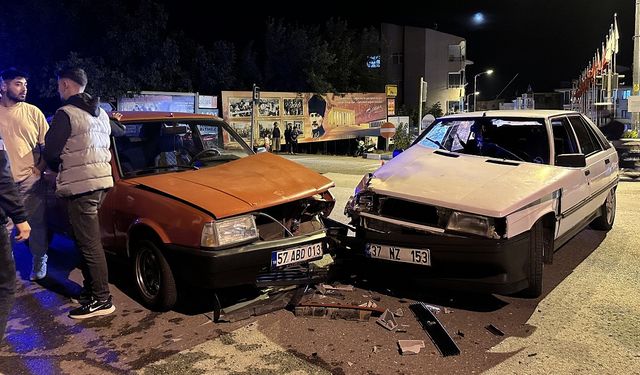 Otomobiller çarpıştı, iki kişi yaralandı
