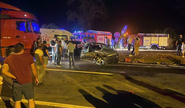 Civciv taşıyan tır otomobille çarpıştı: 6 yaralı