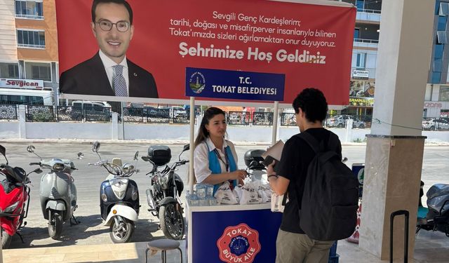 Belediyeden üniversiteye kayıt yaptırmaya gelen öğrencilere ikram