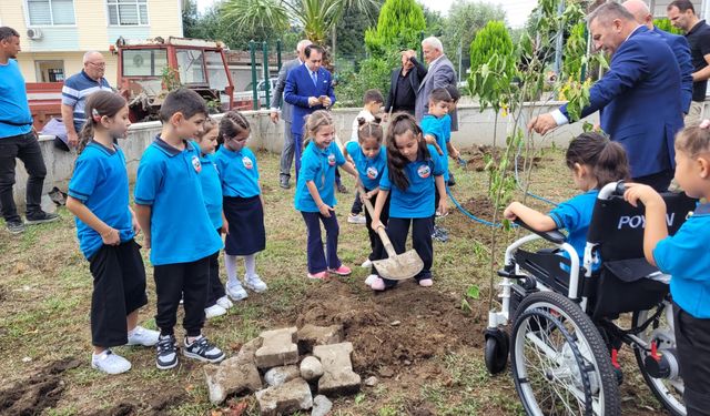 Öğrenciler eğitim yılına fidan dikerek başladı