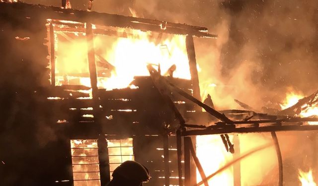 2 katlı ev yangında kül oldu