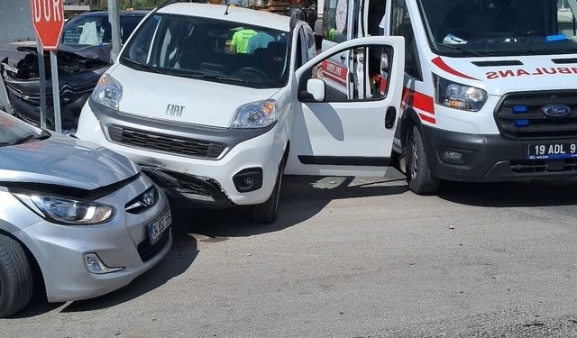 Çorum’da 3 araç kavşakta kaza yaptı