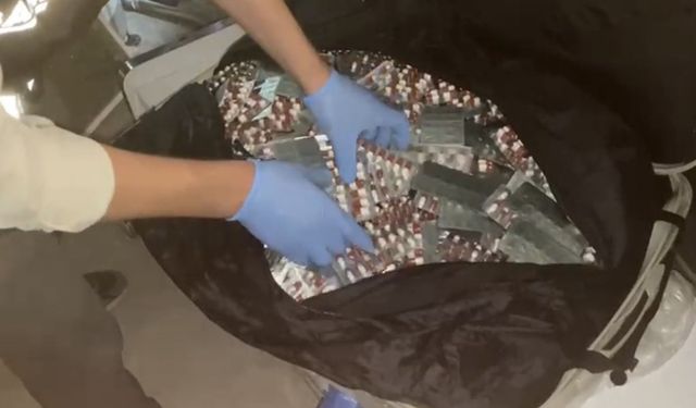 Depodaki valizde 20 bin sentetik ecza ele geçirildi
