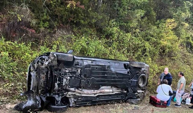 Hafif ticari araç takla attı: 3 yaralı