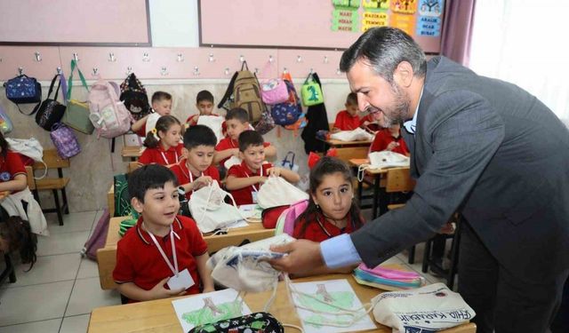 Karabük Belediyesi öğrencilere "okula başlangıç seti" hediye etti