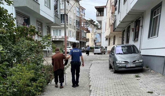 Kayıp yaşlıyı evine götürdü