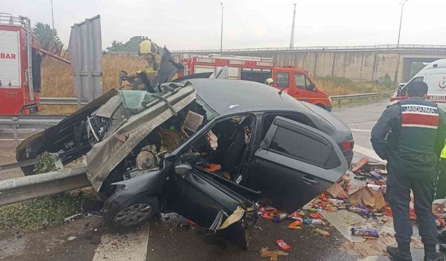Otomobil bariyerlere saplandı; 1’i ağır 2 yaralı