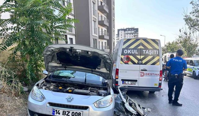 Otomobil ile minibüs kafa kafaya çarpıştı: 12 yaralı