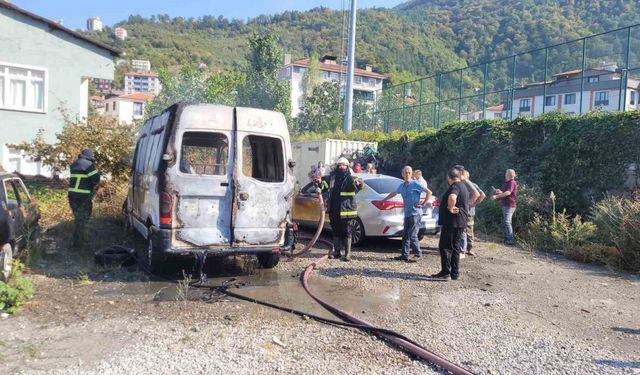 Park halindeki panelvan araç yandı