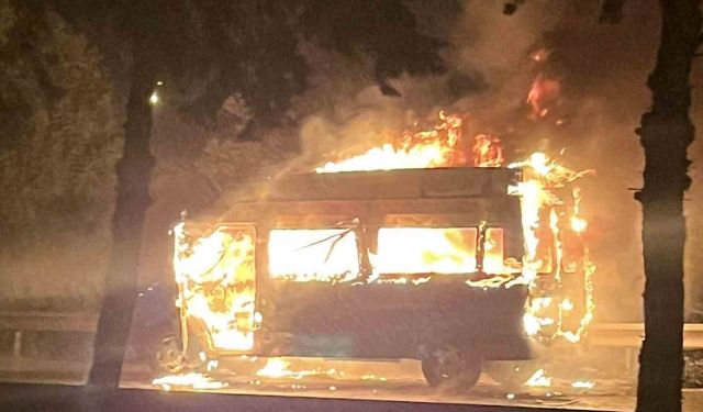 Samsun’da seyir halindeki minibüs yandı