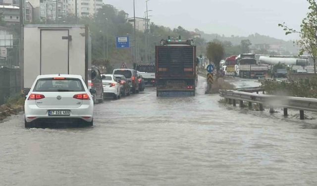 Şiddetli yağış ulaşımı aksattı