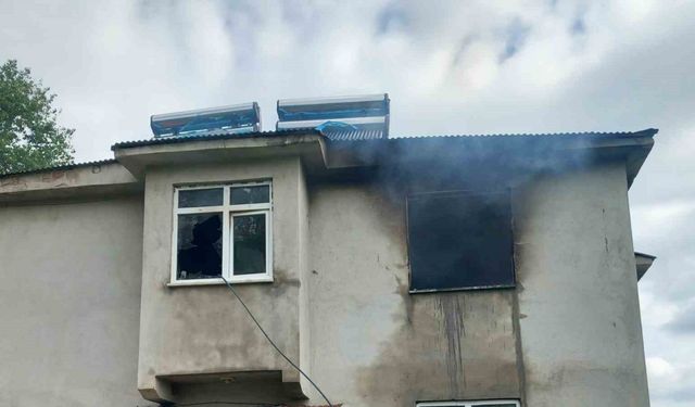 Tutuşan perde evi yaktı