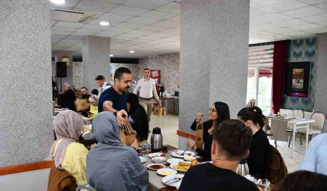 Üniversiteye başlayan öğrenciler protokolle kahvaltıda buluştu