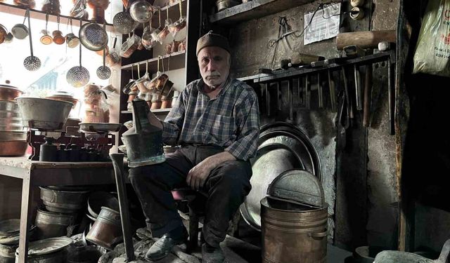 Unutulmaya yüz tutan mesleğini aşkla yapıyor