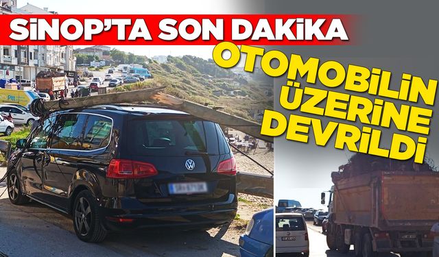 Sinop’ta elektrik direği otomobilin üzerine devrildi