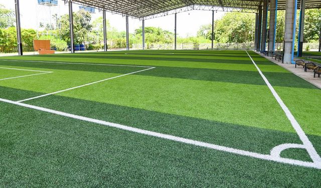 MERKEZ FUTBOL ANTRENMAN SAHASI HALI DEĞİŞİMİ VE DUVAR KORUMA MİNDERİ YAPIM İŞİ
