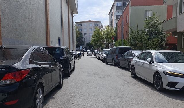Sinop’ta dar kaldırımlar ve araç işgali tehlike saçıyor!