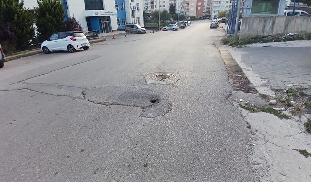 Sinop’ta asfalt altında göçük meydana geldi