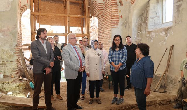 Balatlar Yapı Topluluğu'nda gün yüzüne çıkarılan eserler tanıtıldı
