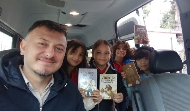 Servis şoföründen miniklere anlamlı hediye