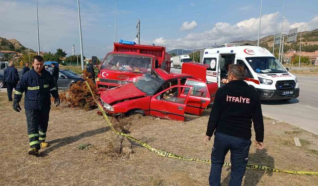 Otomobil ile kamyonet çarpıştı: 1 ölü