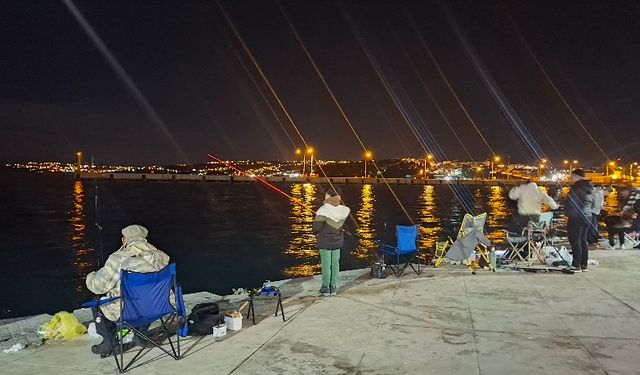 Aşıklar sahili her akşam amatör balıkçıları ağırlıyor