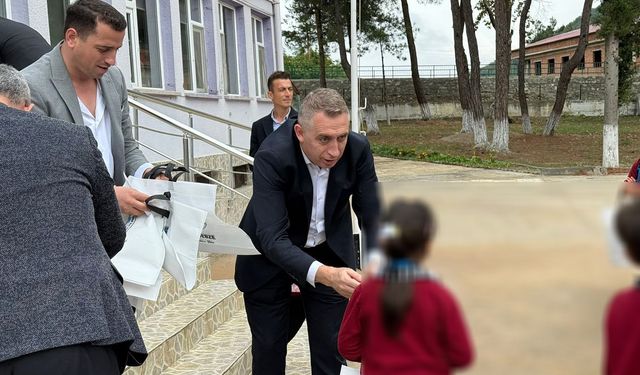 SİYAD’dan öğrencilere ayakkabı hediyesi