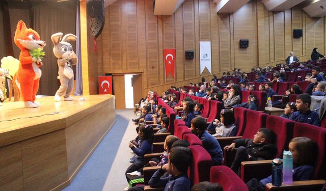 “Akıllı Tavşan Momo” tiyatrosuyla öğrenciler bilinçlendirildi