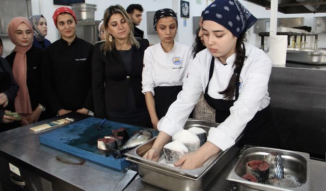 Sinop’ta geleceğin şefleri lakerda yapımını öğreniyor