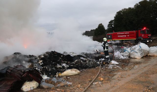 Atık toplama merkezinde yangın
