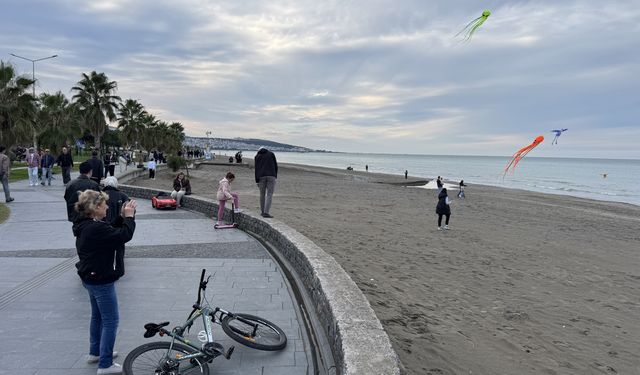 Çocuklar uçurtmaları gökyüzüne bıraktı