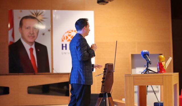 Dedesinin icadını tanıtmak için dünyayı geziyor