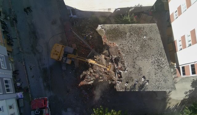 İlçede metruk binaların yıkımı gerçekleştirildi