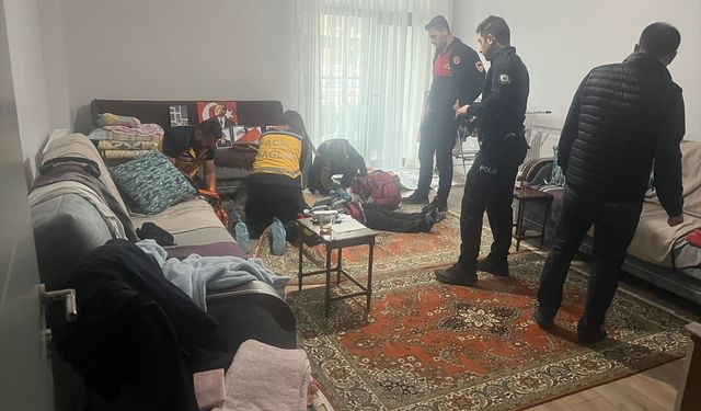 Kalp krizi geçiren vatandaş için pencereden eve girildi