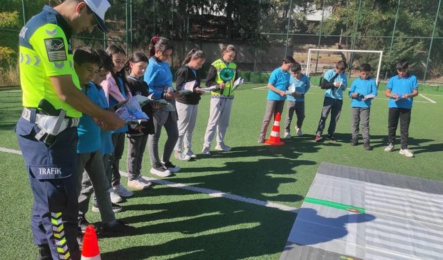 Öğrencilere trafik eğitimi verildi