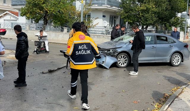 Otomobil ile kamyonet çarpıştı: 5 yaralı
